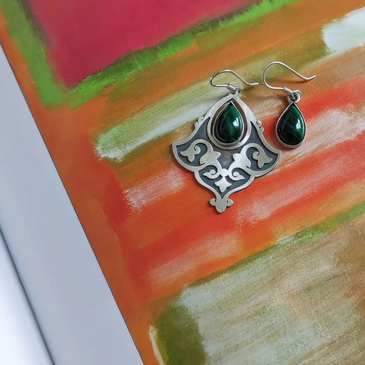 Pendientes desiguales hechos a mano de plata oxidada con malaquita
