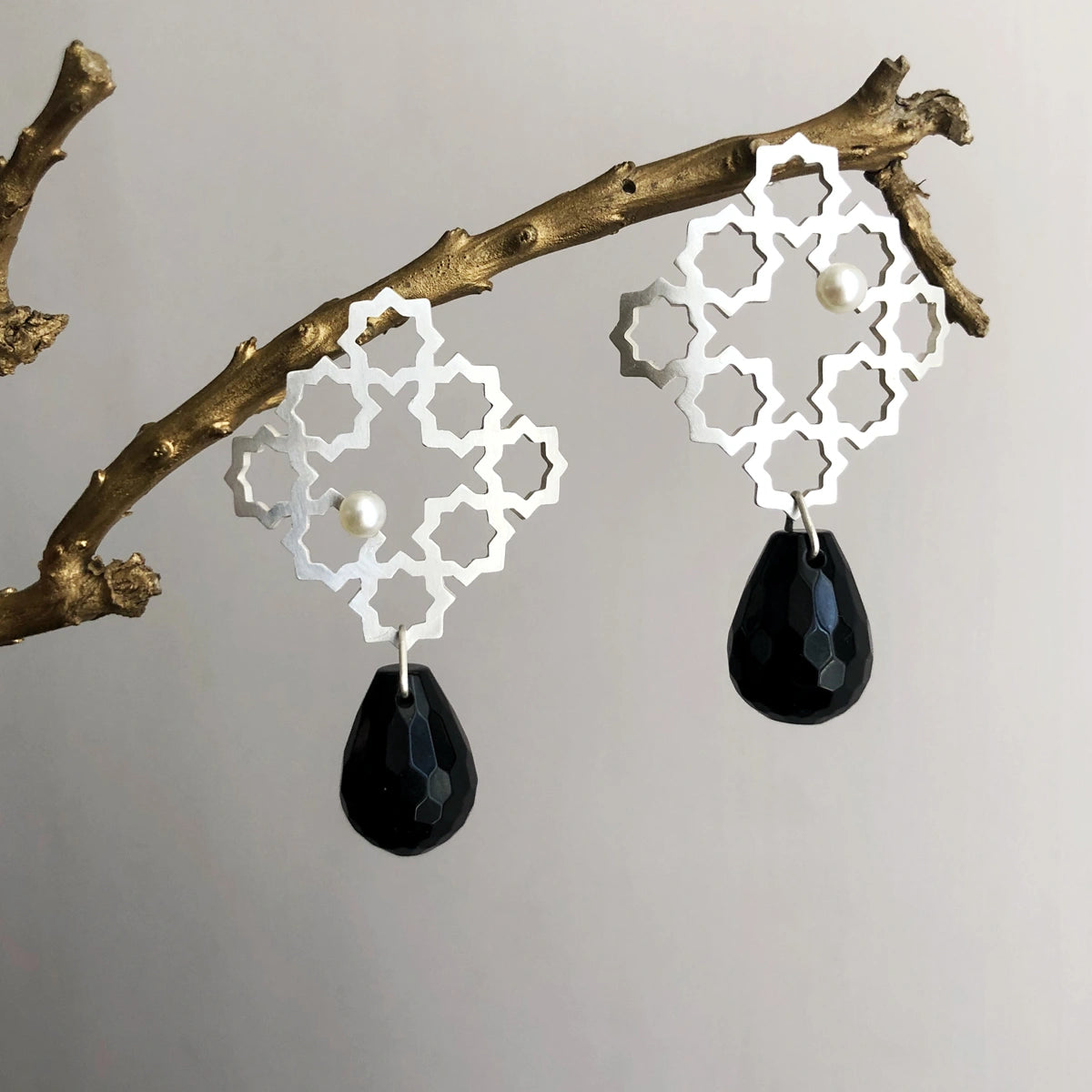 Pair of earrings with geometric lace design and small pearl and black teardrop onyx pendants
