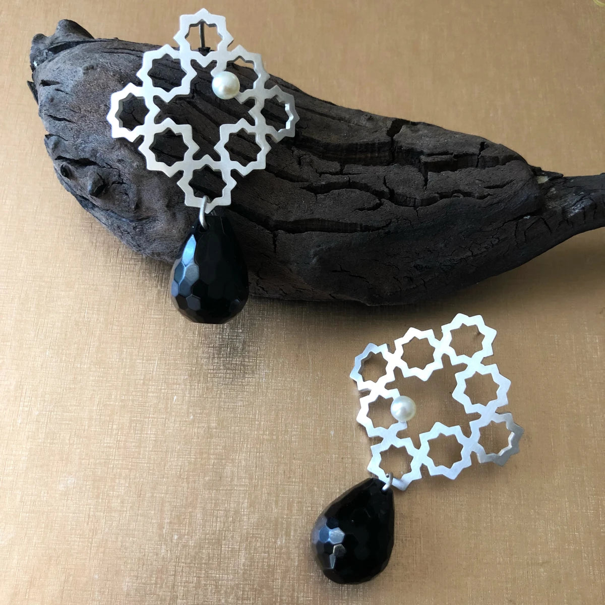 Pair of earrings with geometric lace design and small pearl and black teardrop onyx pendants