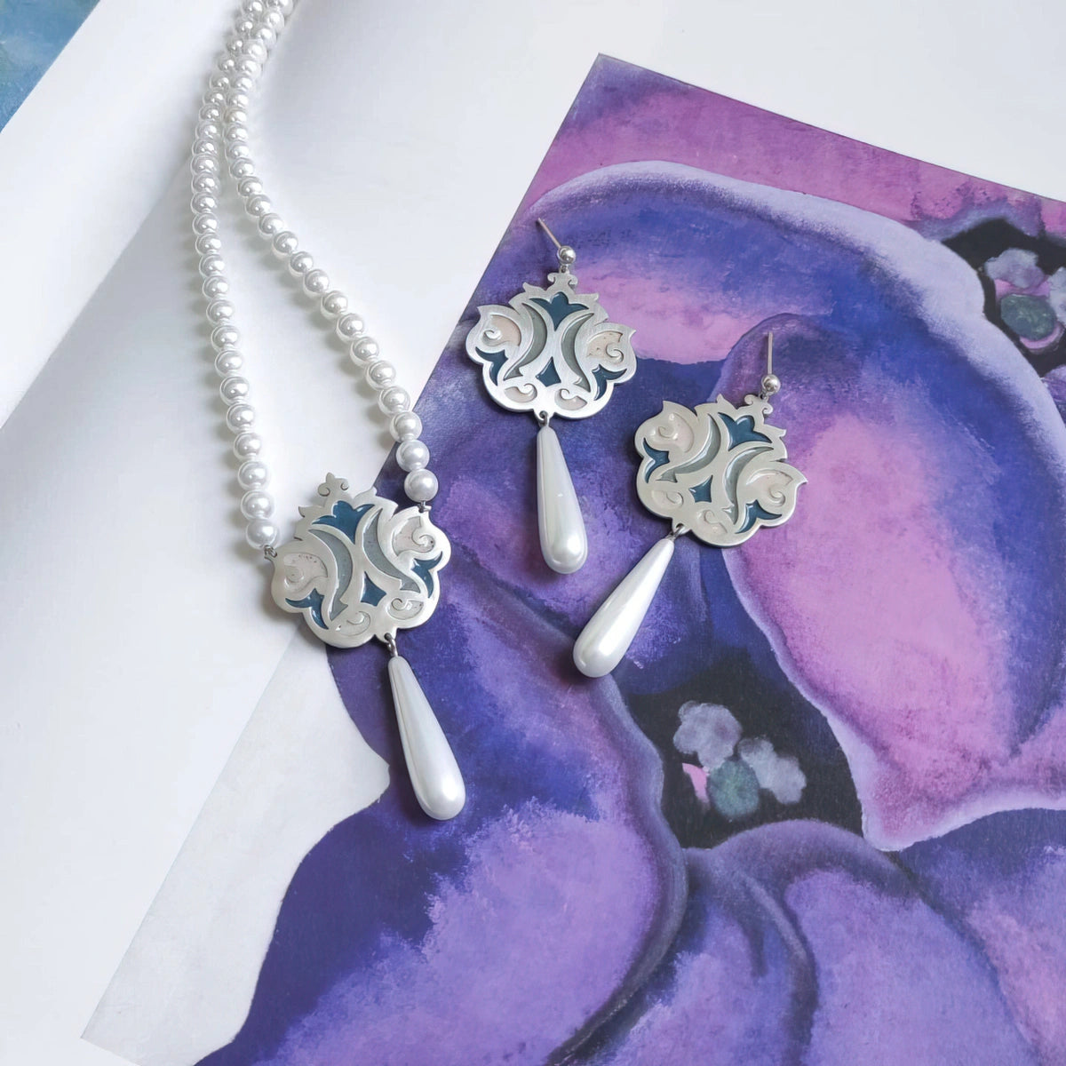 Conjunto de collar y pendientes de joyería de plata y esmalte hechos a mano