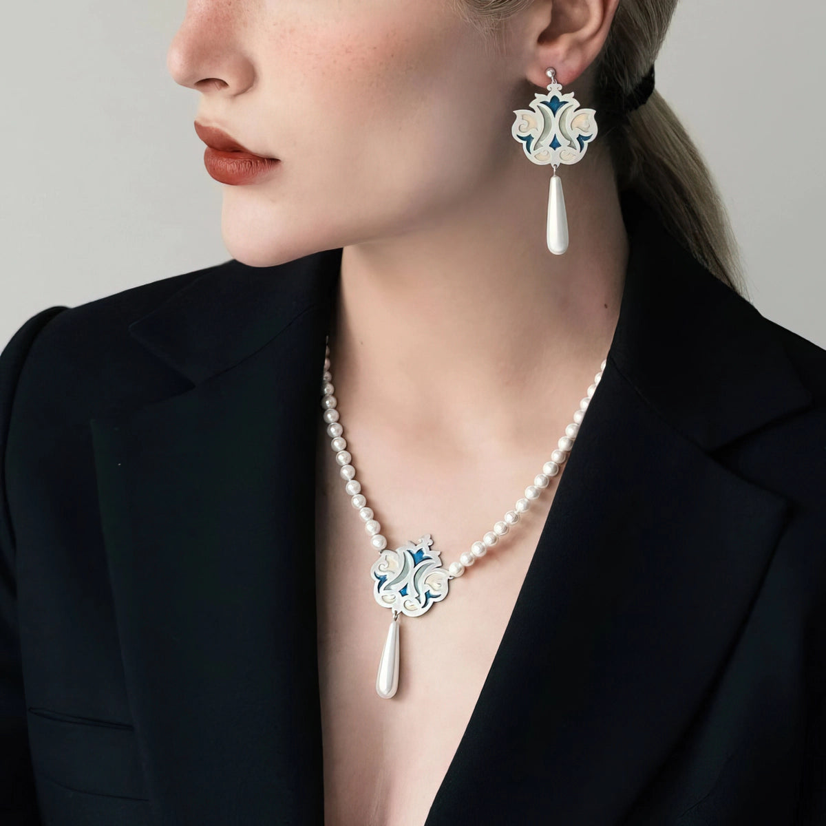 Conjunto de collar y pendientes de joyería de plata y esmalte hechos a mano