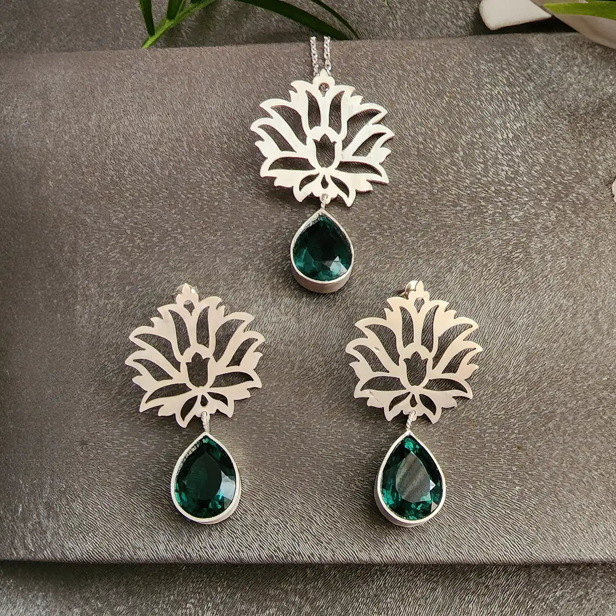handmade intricate openwork silver flower jewelry set of earrings and necklace decorated with green cubic zirconia
