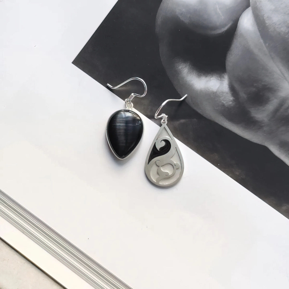 handmade silver and enamel mismached earrings decorated with teardrop onyx