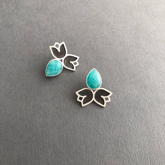 handmade mismatched stud earrings decorated with two flowers and teardrop amazonite