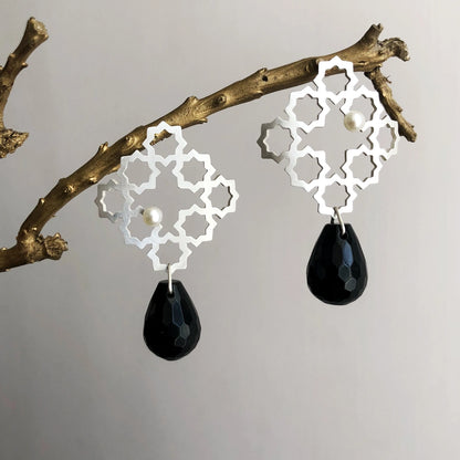 Pair of earrings with geometric lace design and small pearl and black teardrop onyx pendants