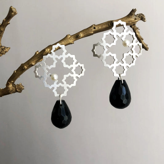 Pair of earrings with geometric lace design and small pearl and black teardrop onyx pendants