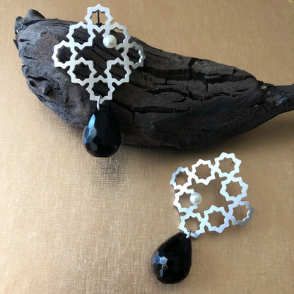 Pair of earrings with geometric lace design and small pearl and black teardrop onyx pendants