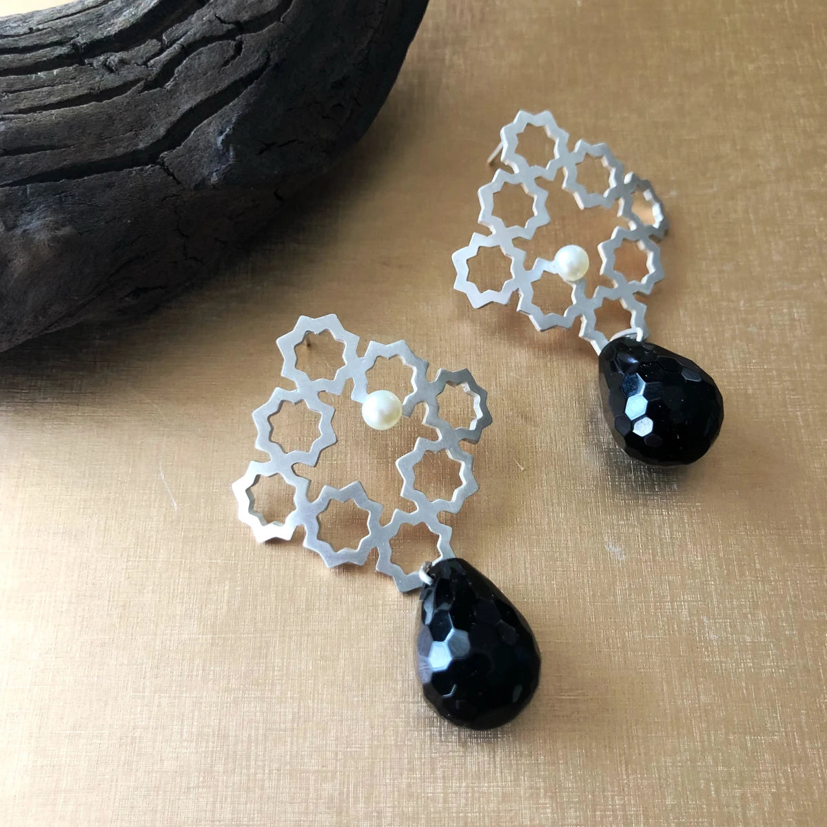 Pair of earrings with geometric lace design and small pearl and black teardrop onyx pendants